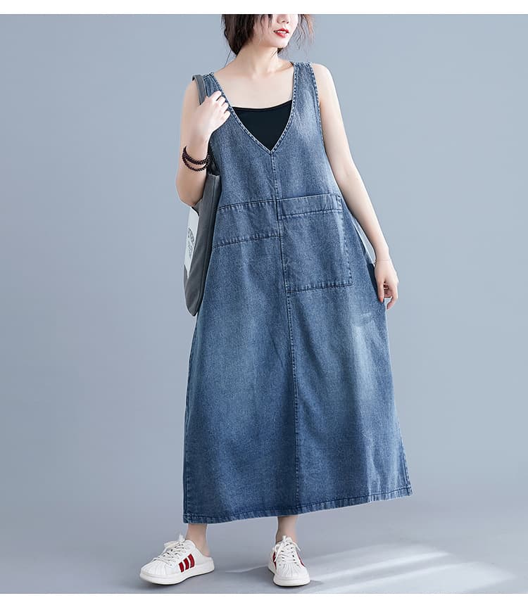 きれいめカジュアル 深め胸元のゆったりデニムジャンパースカート