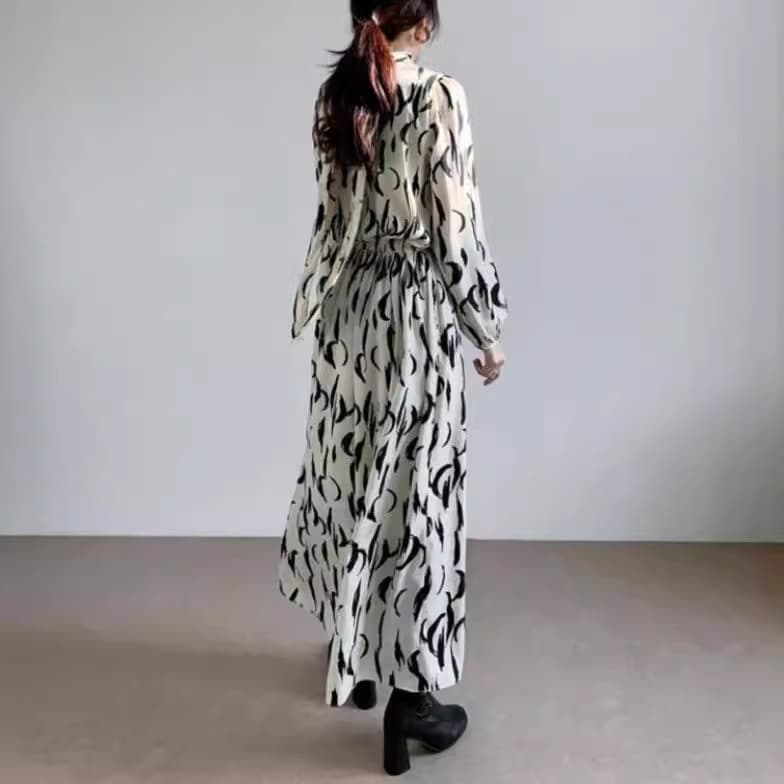 きれいめカジュアル 総柄プリント長袖ティアード丈ワンピース