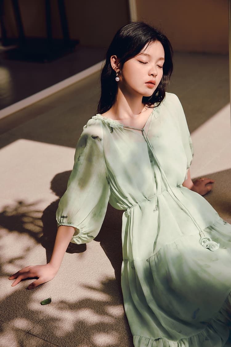 きれいめカジュアル 水彩模様のティアードワンピース