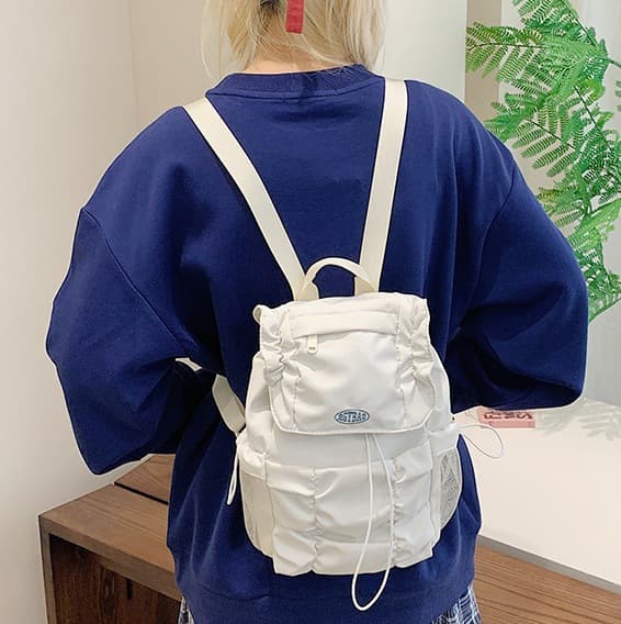 きれいめカジュアル 多機能ドローコード付きコンパクトリュック