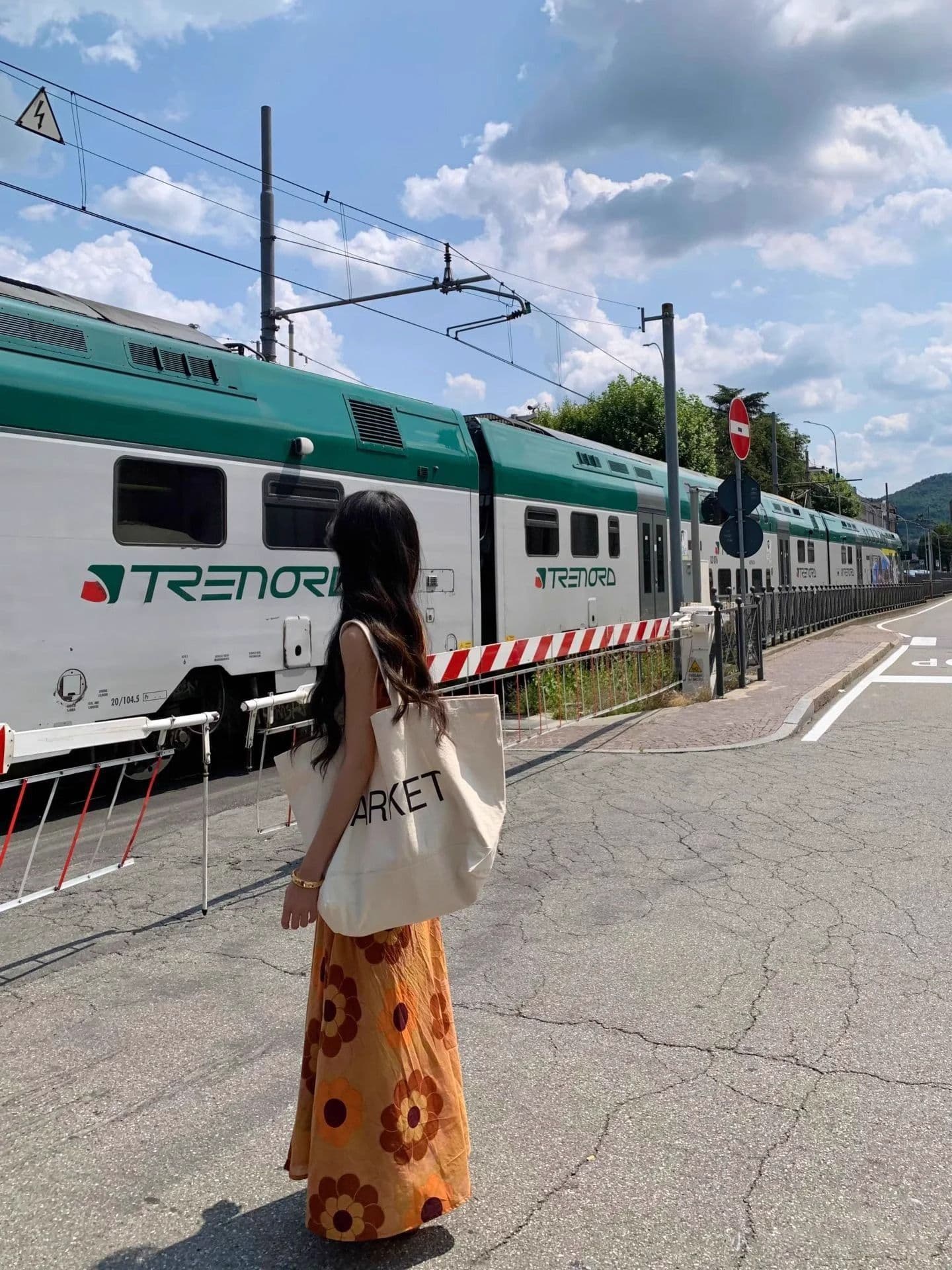 きれいめカジュアル レトロ花柄ティアード切替ロングワンピース