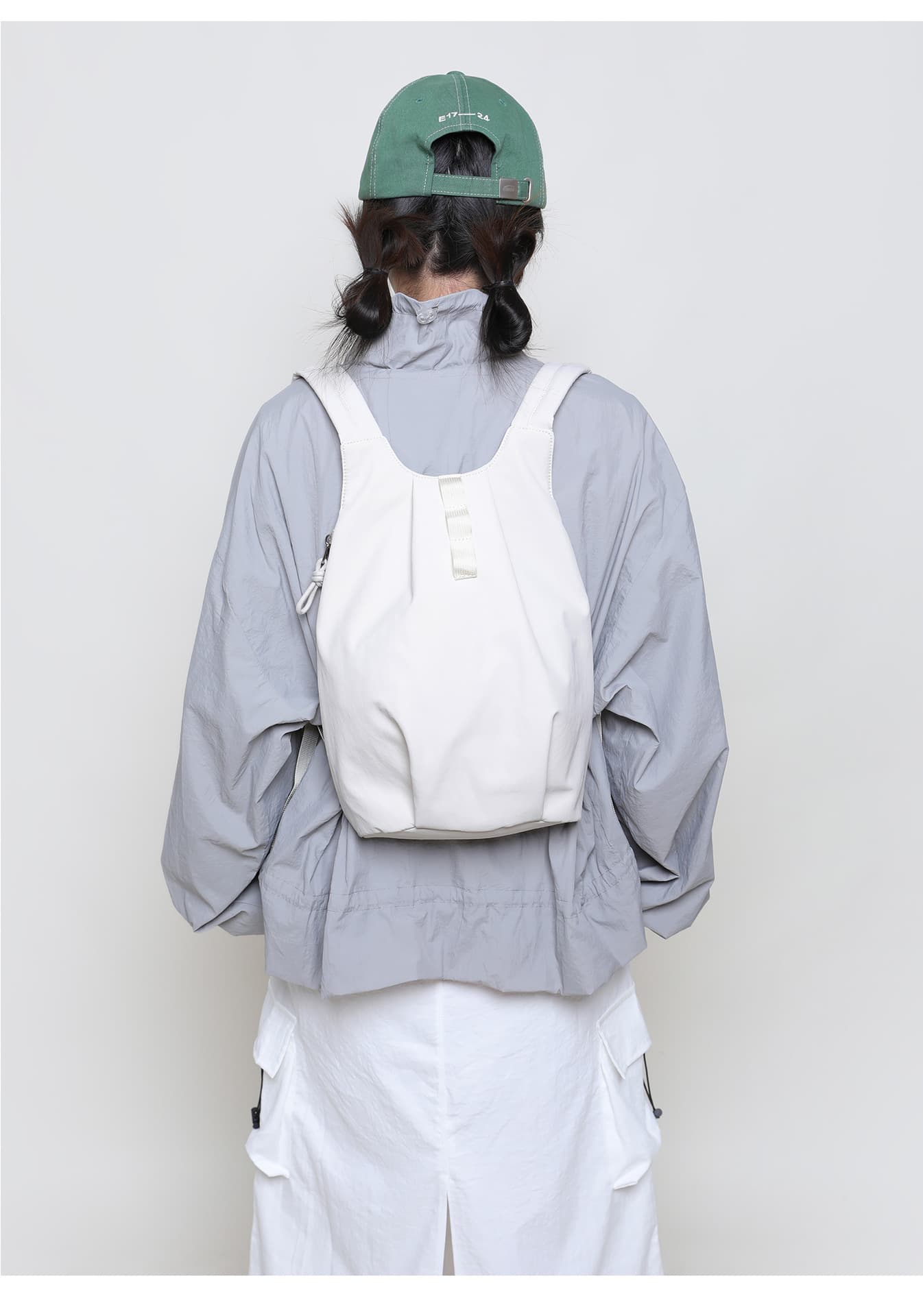きれいめカジュアル 上品シンプルな巾着型デイリーリュック