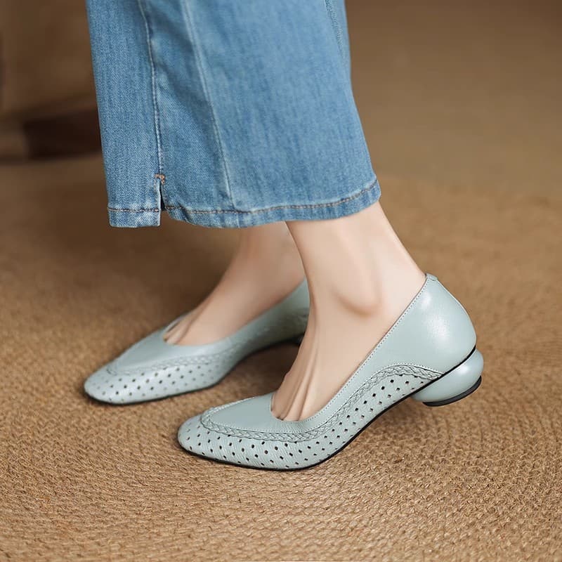 きれいめカジュアル パンチング加工の通気性抜群本革パンプス