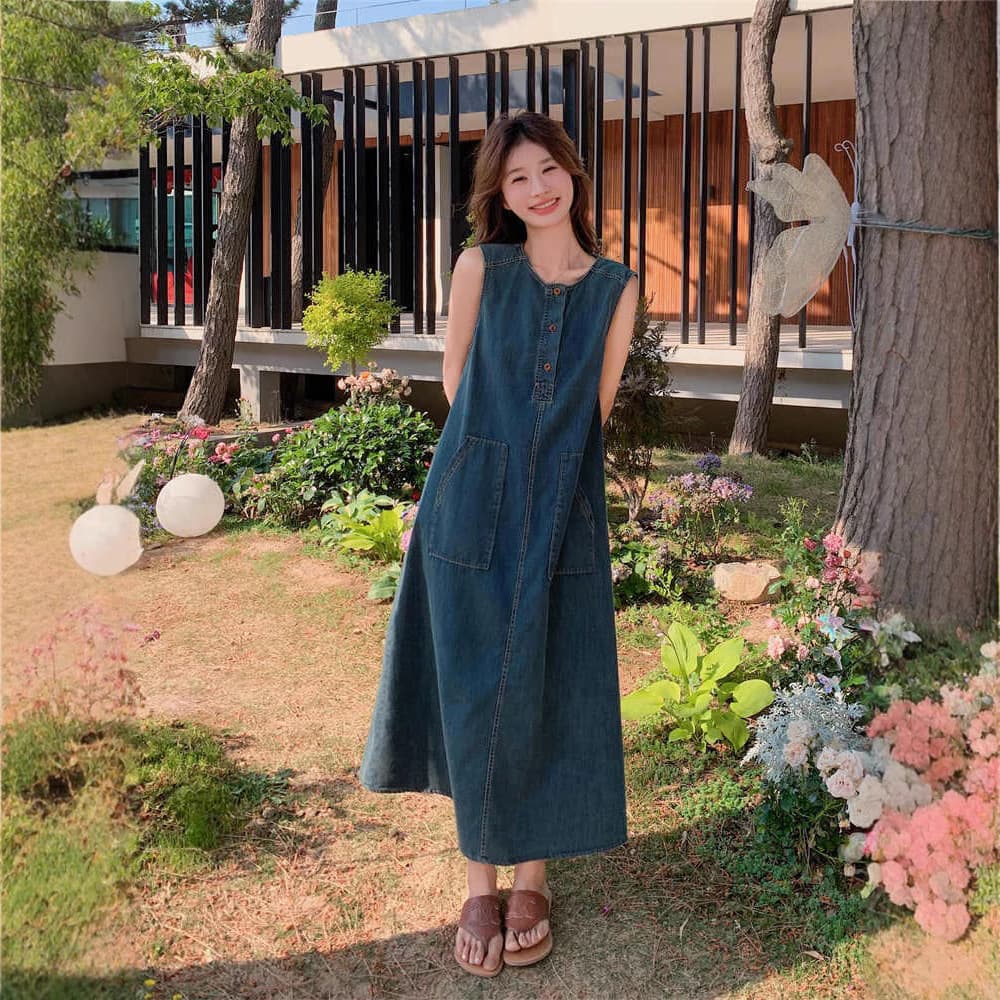 きれいめカジュアル 大人のデニム素材ノースリーブロング丈ワンピース