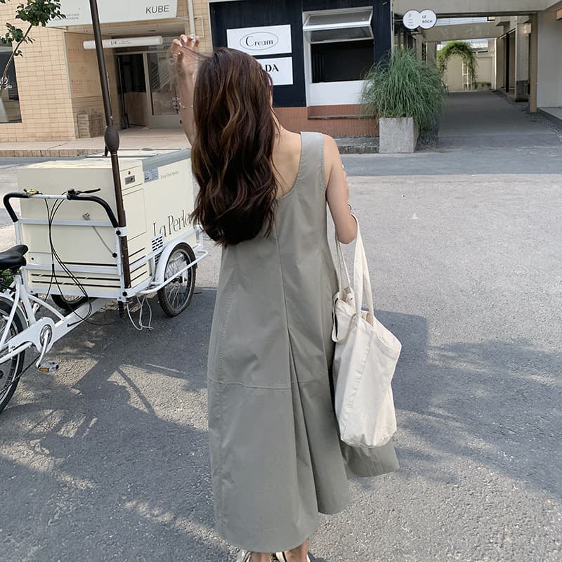きれいめカジュアル ゆったりシルエット深めスクエアネックロングワンピース