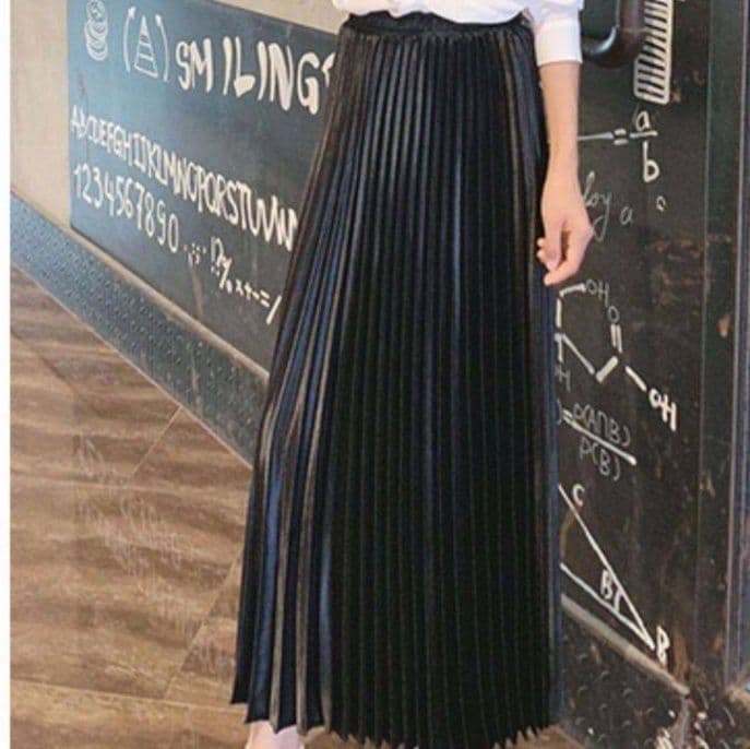 きれいめカジュアル 光沢感のある細プリーツロング丈スカート
