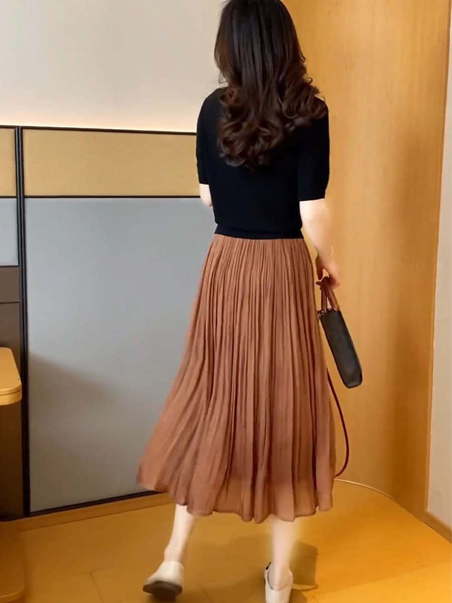 きれいめカジュアル 上品な細かいプリーツが美しいミモレ丈スカート