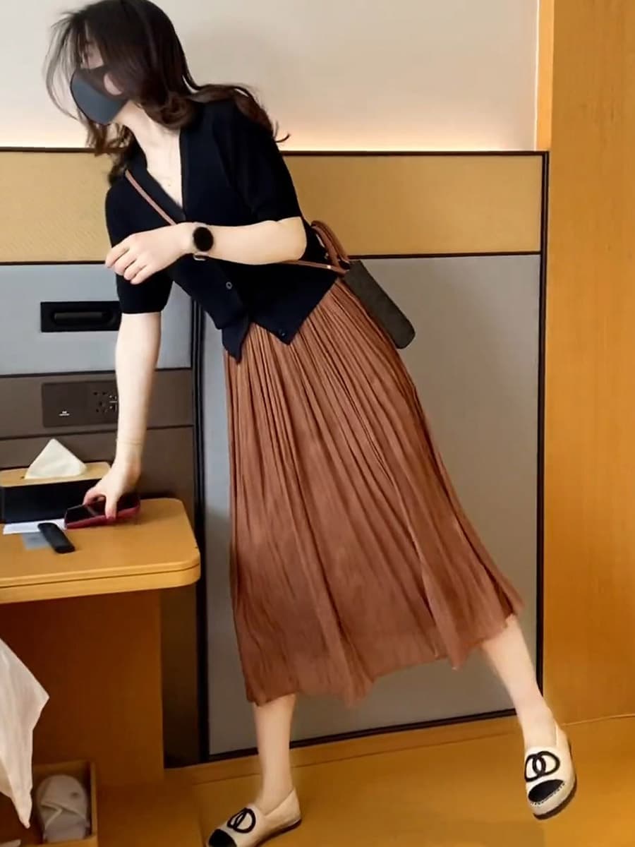 きれいめカジュアル 上品な細かいプリーツが美しいミモレ丈スカート
