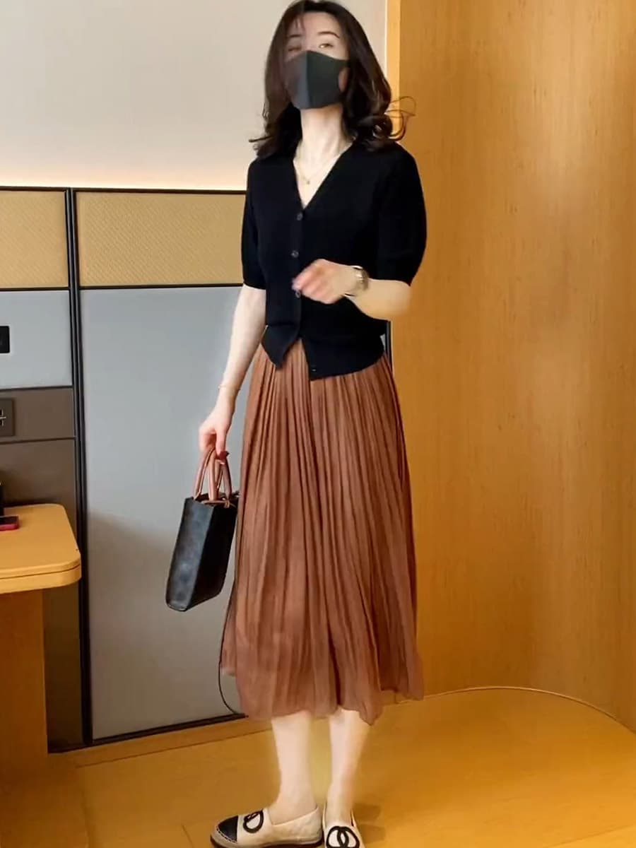 きれいめカジュアル 上品な細かいプリーツが美しいミモレ丈スカート