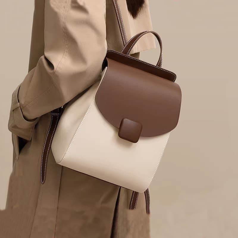 きれいめカジュアル 上品な丸みフラップ付き本革風背負い鞄