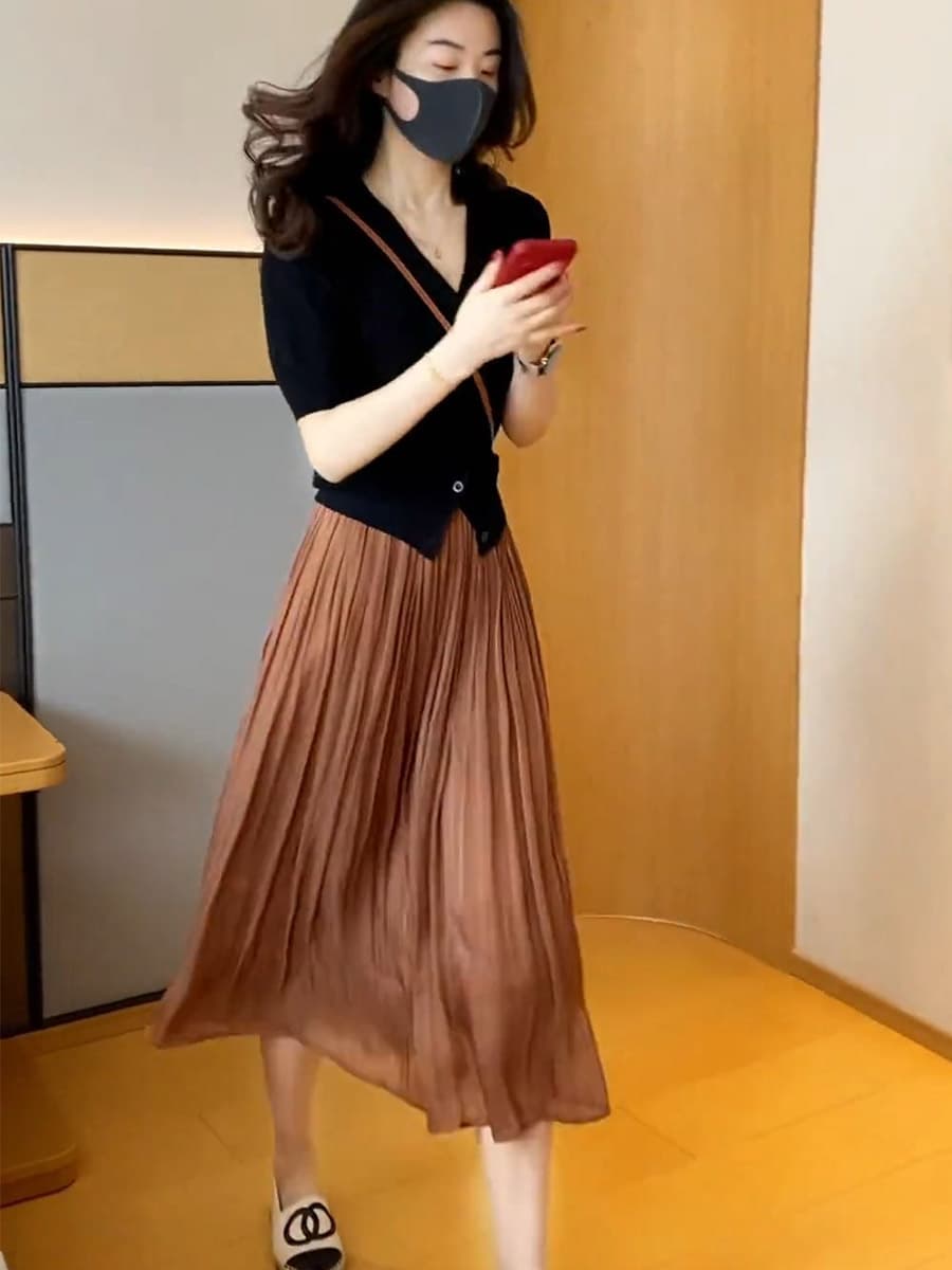 きれいめカジュアル 上品な細かいプリーツが美しいミモレ丈スカート