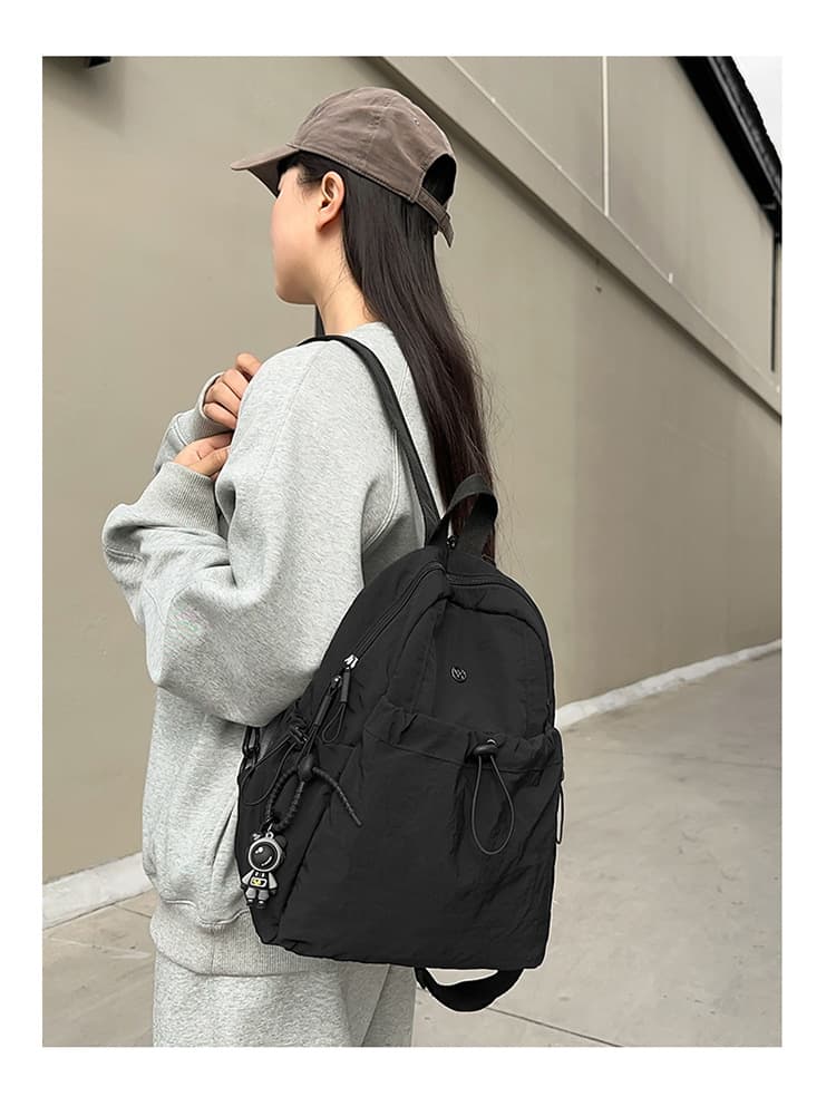 きれいめカジュアル 多機能ポケット付き軽量ナイロンリュック